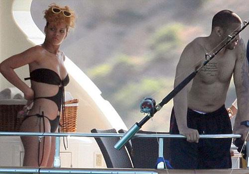 Rihanna sırılsıklam aşık - Resim 9