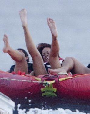 Rihanna yine sınırları zorladı - Resim 13