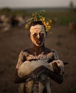 Karo Kabilesi daha cesur ve seksi görünmek için boyanıyor