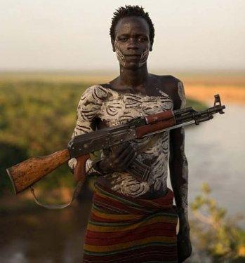 Karo Kabilesi daha cesur ve seksi görünmek için boyanıyor