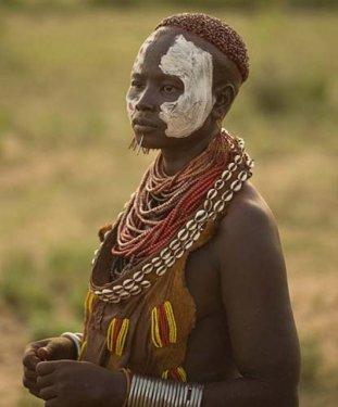 Karo Kabilesi daha cesur ve seksi görünmek için boyanıyor