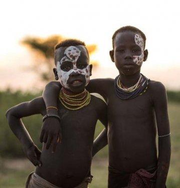 Karo Kabilesi daha cesur ve seksi görünmek için boyanıyor