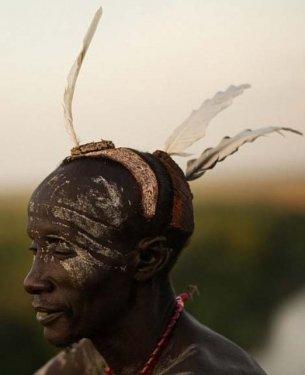 Karo Kabilesi daha cesur ve seksi görünmek için boyanıyor