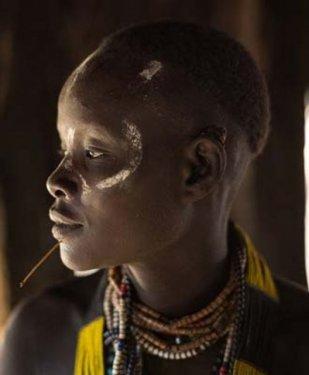 Karo Kabilesi daha cesur ve seksi görünmek için boyanıyor