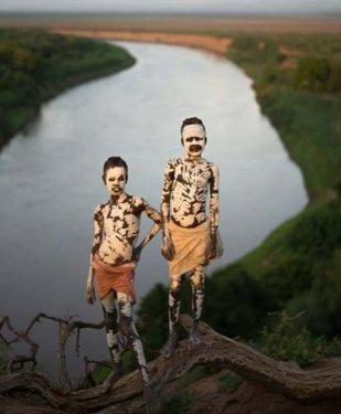 Karo Kabilesi daha cesur ve seksi görünmek için boyanıyor