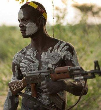 Karo Kabilesi daha cesur ve seksi görünmek için boyanıyor