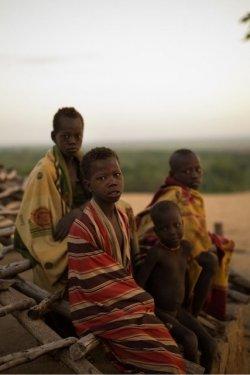 Karo Kabilesi daha cesur ve seksi görünmek için boyanıyor