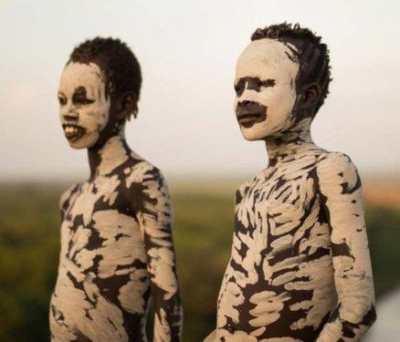 Karo Kabilesi daha cesur ve seksi görünmek için boyanıyor