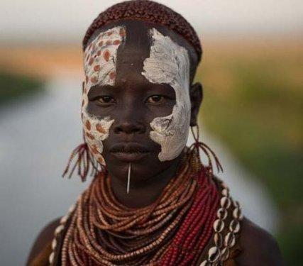 Karo Kabilesi daha cesur ve seksi görünmek için boyanıyor