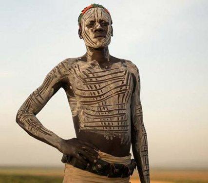 Karo Kabilesi daha cesur ve seksi görünmek için boyanıyor