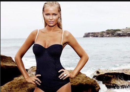 Güzel manken Lara Bingle havuza çıplak girdi 