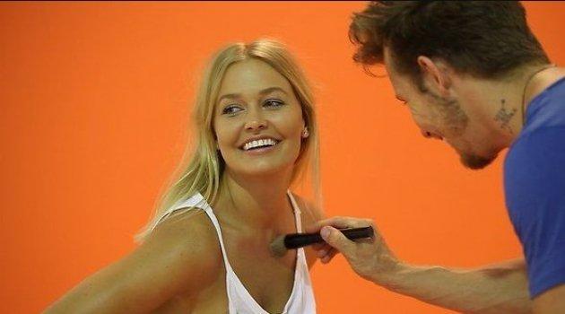 Güzel manken Lara Bingle havuza çıplak girdi 