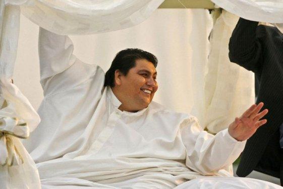 Ağır adamın cenazesi çekiciyle taşındı