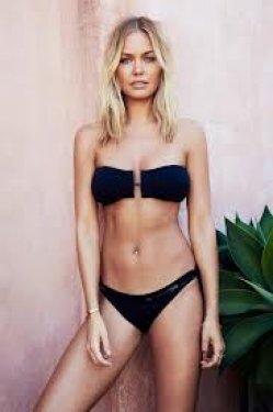 Güzel manken Lara Bingle havuza çıplak girdi 