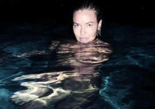 Güzel manken Lara Bingle havuza çıplak girdi 