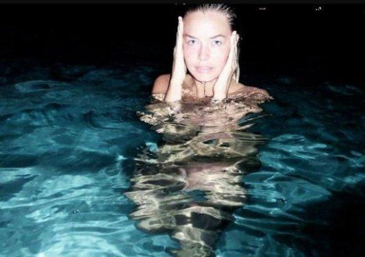 Güzel manken Lara Bingle havuza çıplak girdi 