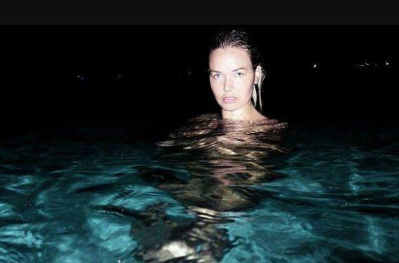 Güzel manken Lara Bingle havuza çıplak girdi 