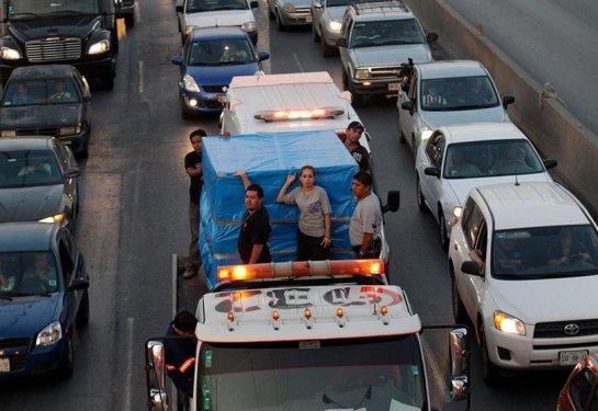 Ağır adamın cenazesi çekiciyle taşındı