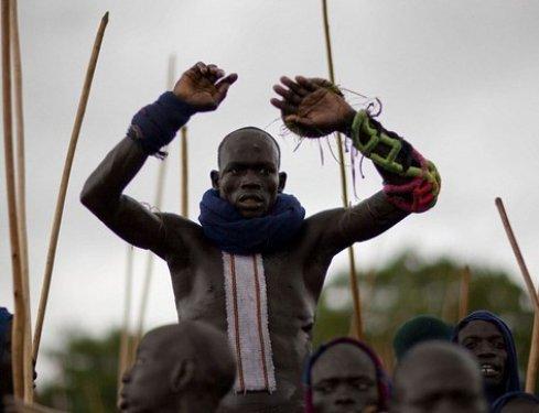 Etiyopya'da yaşayan Surma kabilesinin ilginç gelenekleri şaşırtıyor
