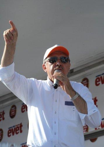  Recep Tayyip Erdoğan evet şapkası taktı