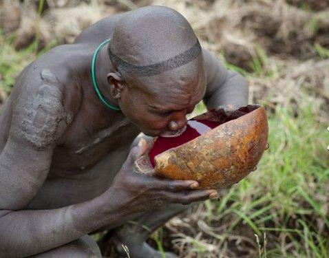 Etiyopya'da yaşayan Surma kabilesinin ilginç gelenekleri şaşırtıyor