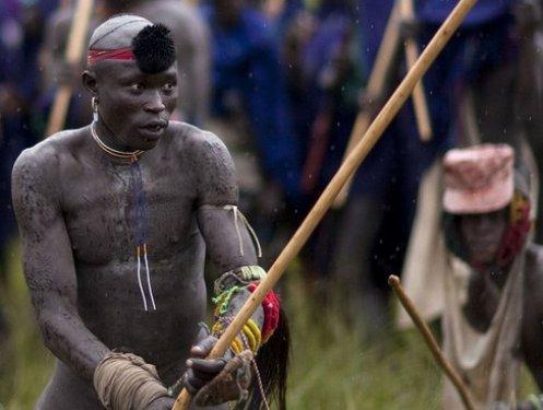 Etiyopya'da yaşayan Surma kabilesinin ilginç gelenekleri şaşırtıyor
