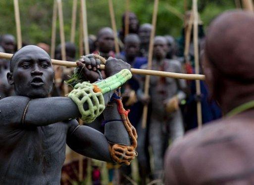 Etiyopya'da yaşayan Surma kabilesinin ilginç gelenekleri şaşırtıyor