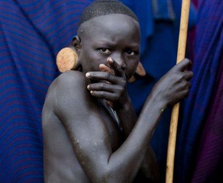 Etiyopya'da yaşayan Surma kabilesinin ilginç gelenekleri şaşırtıyor