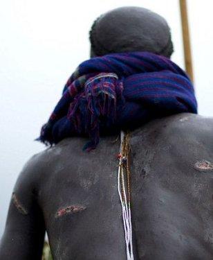 Etiyopya'da yaşayan Surma kabilesinin ilginç gelenekleri şaşırtıyor