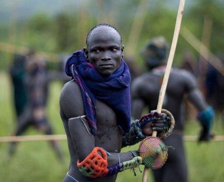 Etiyopya'da yaşayan Surma kabilesinin ilginç gelenekleri şaşırtıyor