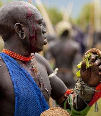 Etiyopya'da yaşayan Surma kabilesinin ilginç gelenekleri şaşırtıyor