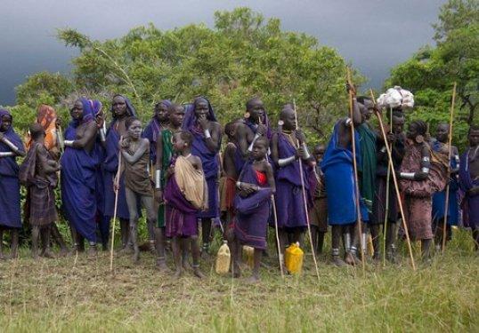 Etiyopya'da yaşayan Surma kabilesinin ilginç gelenekleri şaşırtıyor