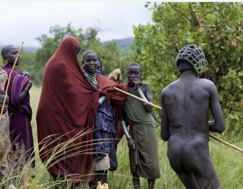 Etiyopya'da yaşayan Surma kabilesinin ilginç gelenekleri şaşırtıyor