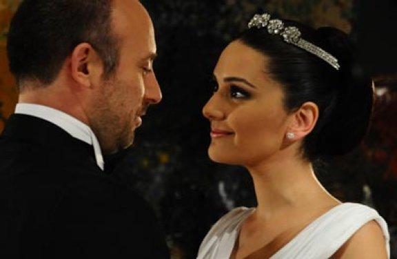 Halit Ergenç ve Bergüzar Korel'in Şili'deki hayranları Türkiye'ye geldi