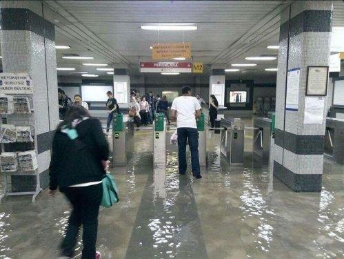 Ankara'da metroyu su bastı