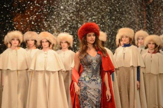 Manken Irina Shayk'ın elbisesi yırtıldı