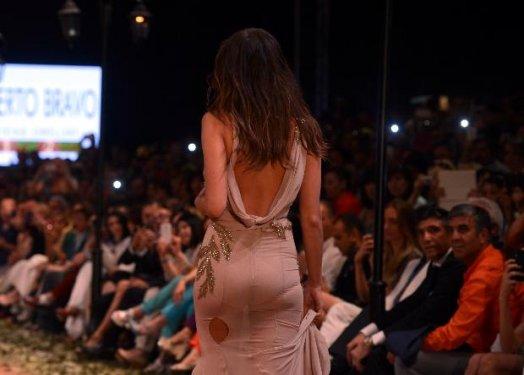 Manken Irina Shayk'ın elbisesi yırtıldı