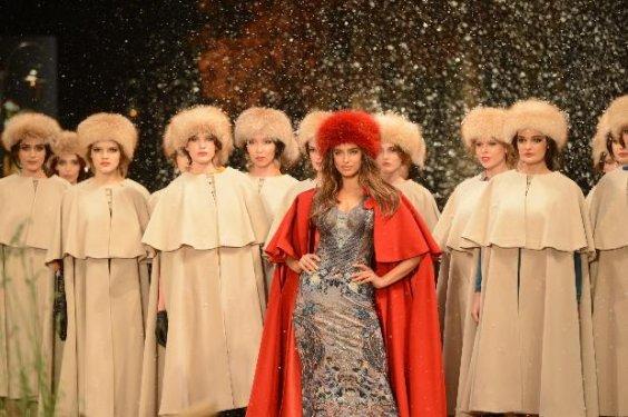 Manken Irina Shayk'ın elbisesi yırtıldı