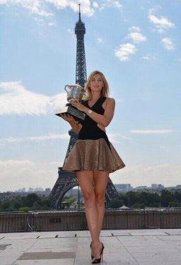 Maria Sharapova güzelliği ile büyüledi
