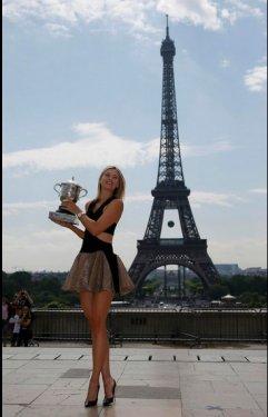 Maria Sharapova güzelliği ile büyüledi