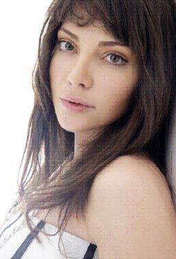 Güzel oyuncu Sema Öztürk formunu et yiyerek koruyor 