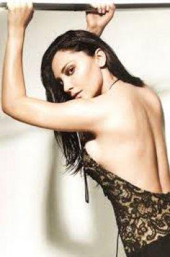 Güzel oyuncu Sema Öztürk formunu et yiyerek koruyor 