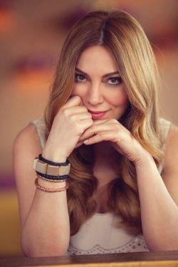 Güzel oyuncu Sema Öztürk formunu et yiyerek koruyor 