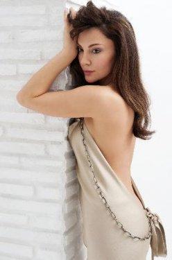 Güzel oyuncu Sema Öztürk formunu et yiyerek koruyor 