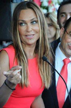 Hülya Avşar estetik merkezinin açılış kurdelesini kesti