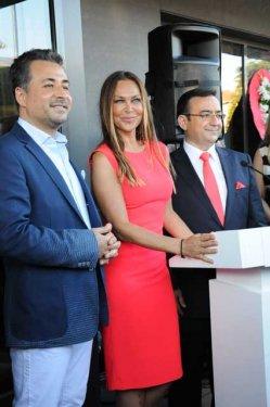 Hülya Avşar estetik merkezinin açılış kurdelesini kesti