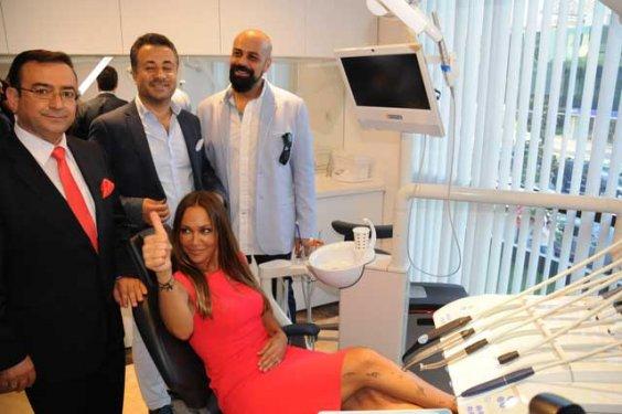 Hülya Avşar estetik merkezinin açılış kurdelesini kesti