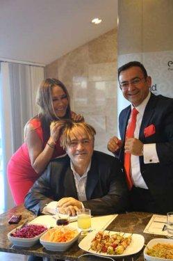 Hülya Avşar estetik merkezinin açılış kurdelesini kesti