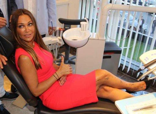 Hülya Avşar estetik merkezinin açılış kurdelesini kesti