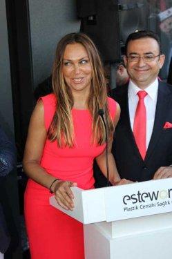 Hülya Avşar estetik merkezinin açılış kurdelesini kesti